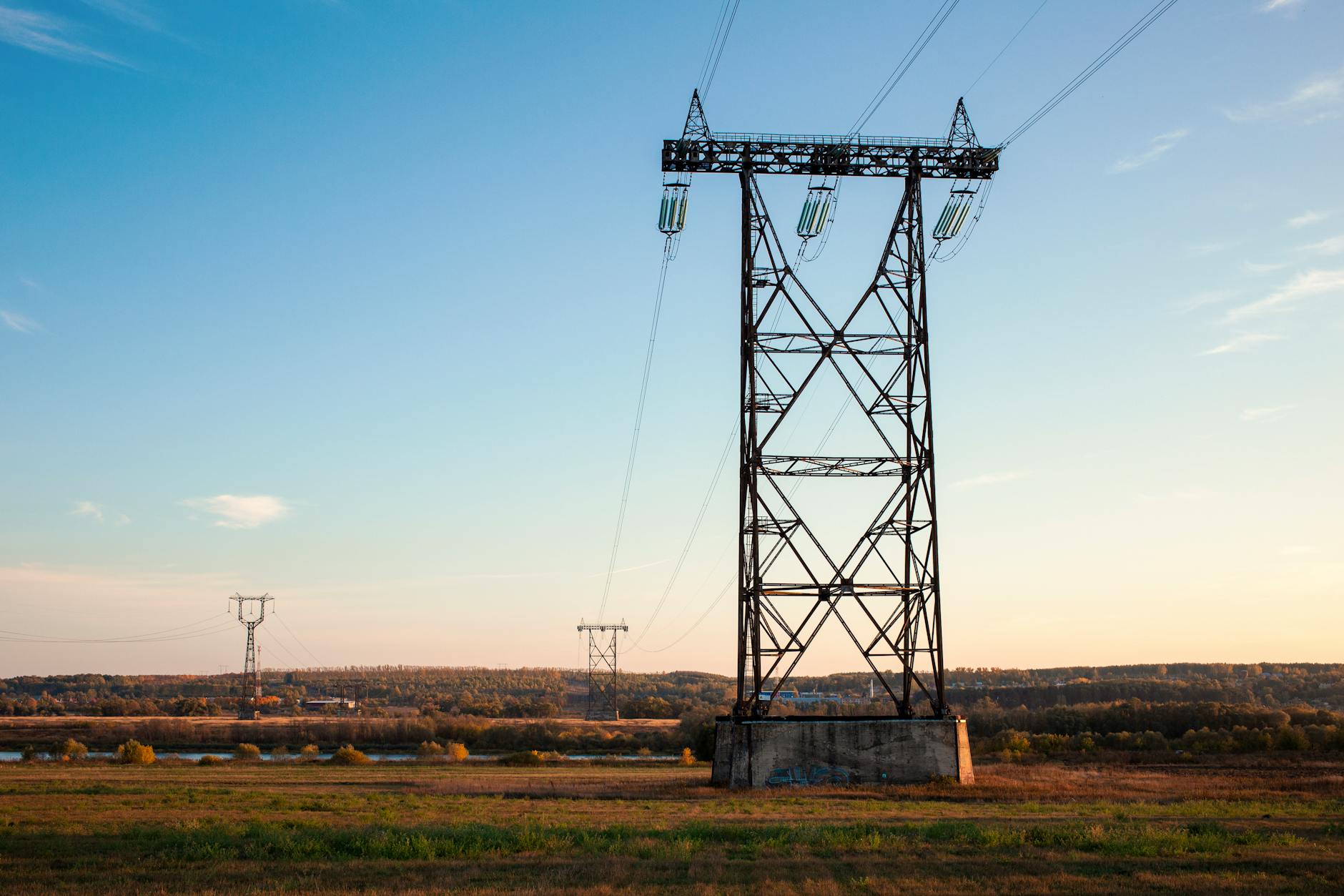 CleanEnergyNetwork Opis: Povezovanje Potrošnikov in Proizvajalcev za Čisto Energijo